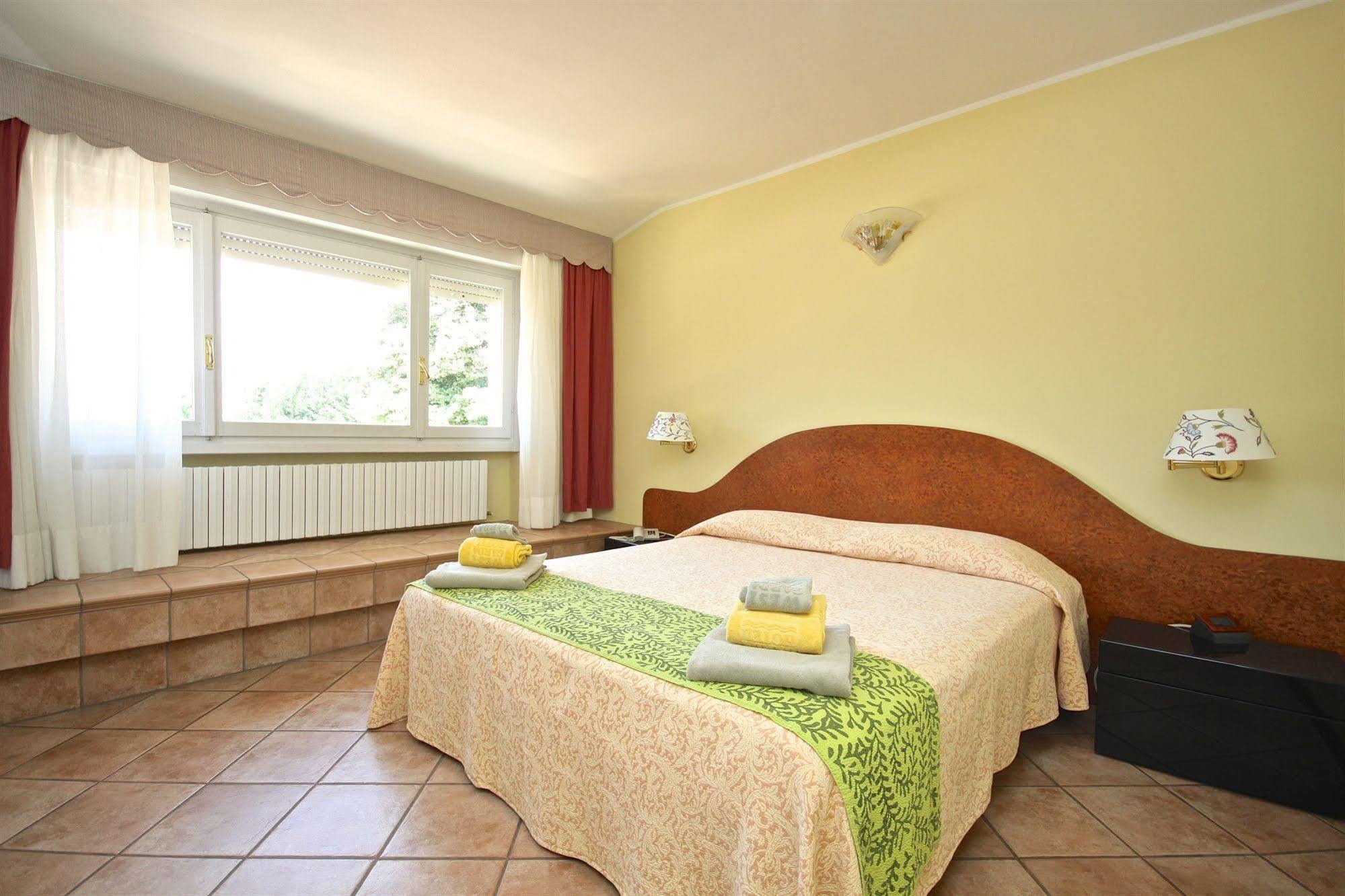 West Garda Hotel بادينغي سول غاردا المظهر الخارجي الصورة